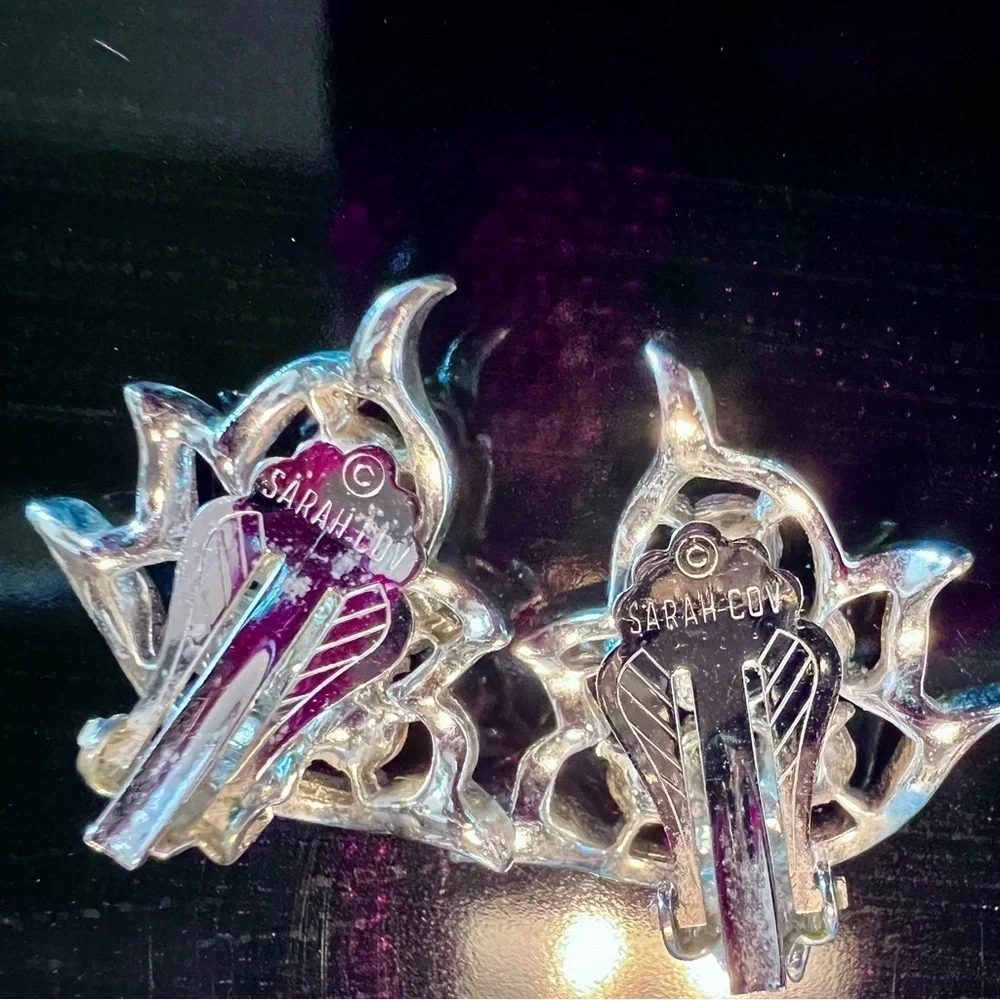 VTG SARAH COVENTRY 1959 AURORA BOREALIS RHINESTONE SILVER CLIP EARRING GRAPELEAF